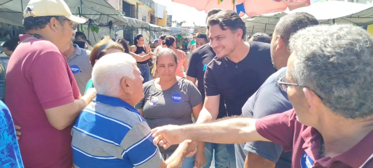 Marcos Beltrão é recebido com carinho pela população durante visita à feira livre de Penedo